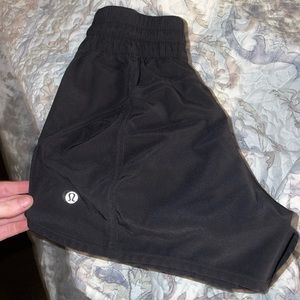 Lululemon highrise hotty hot shorts 4”